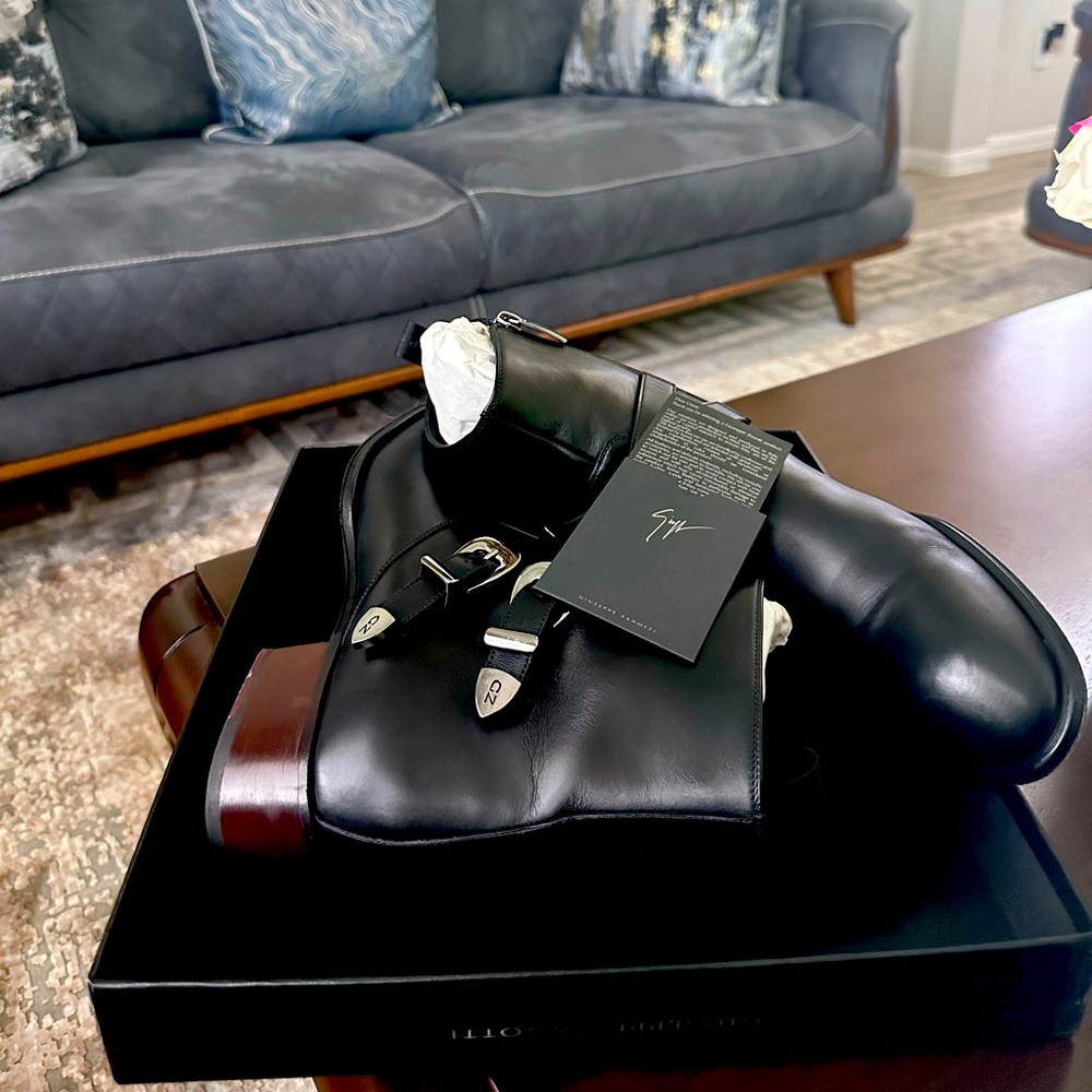 Giuseppe Zanotti Chelsea Boots
Metal zip
Leather sole with logo
Made in Italy